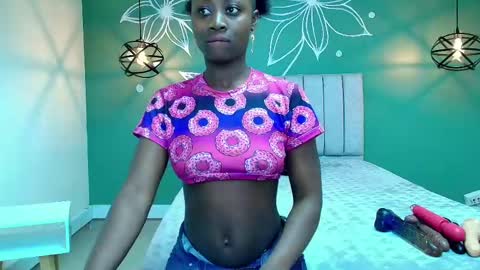 Snapshot of sara_naugty chatting on 02.13.25 S A R A online show from 02.13.25