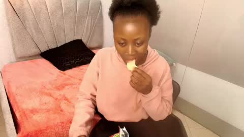 Snapshot of sara_naugty chatting on 02.15.25 S A R A online show from 02.15.25