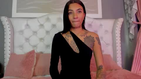 Snapshot of sarah_curtis chatting on 10.04.25 Sarah online show from 10.04.25