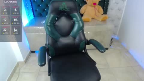 Snapshot of sarah_evansm chatting on 10.04.25 Sara online show from 10.04.25