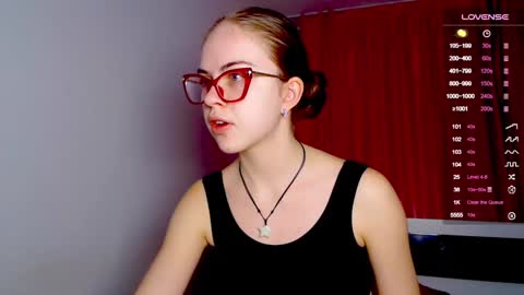 Snapshot of sarah_hs chatting on 01.10.25 Sarah online show from 01.10.25