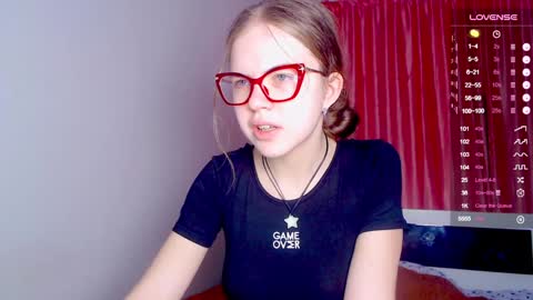 Snapshot of sarah_hs chatting on 02.04.25 Sarah online show from 02.04.25