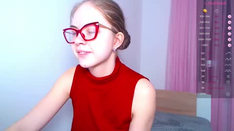 Snapshot of sarah_hs chatting on 03.11.25 Sarah online show from 03.11.25