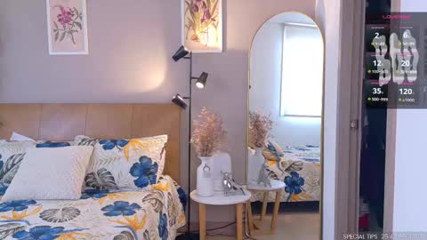 Snapshot of sarah_rayy chatting on 10.31.25 sarah_rayy online show from 10.31.25