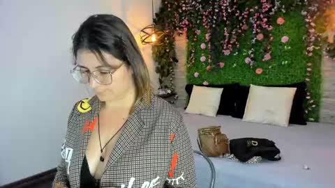 Sarah Deyvis online show from 11.21.25