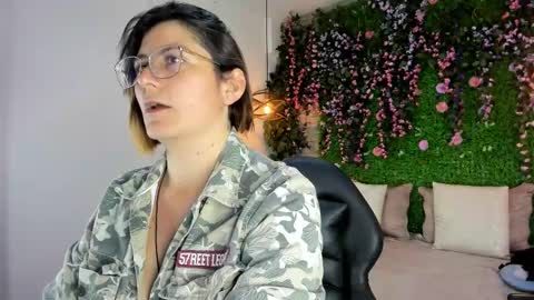 Sarah Deyvis online show from 12.15.25