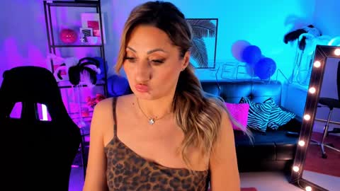 Snapshot of sarahholly chatting on 12.13.24 Divine Sarah NONUDE model online show from 12.13.24
