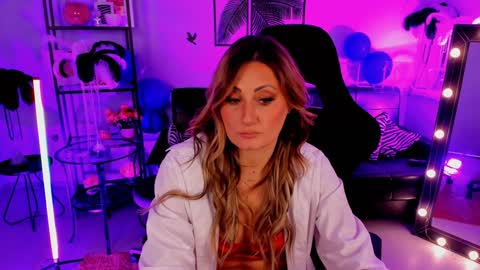 Snapshot of sarahholly chatting on 12.14.24 Divine Sarah NONUDE model online show from 12.14.24