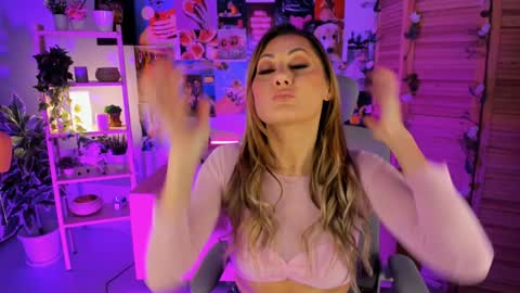 Snapshot of sarahholly chatting on 12.16.24 Divine Sarah NONUDE model online show from 12.16.24