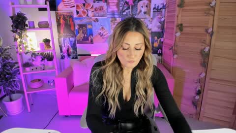 Snapshot of sarahholly chatting on 12.21.24 Divine Sarah NONUDE model online show from 12.21.24