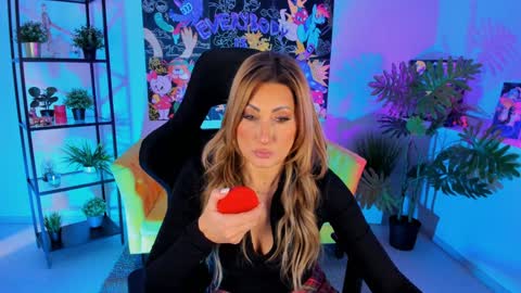 Snapshot of sarahholly chatting on 12.27.24 Divine Sarah NONUDE model online show from 12.27.24