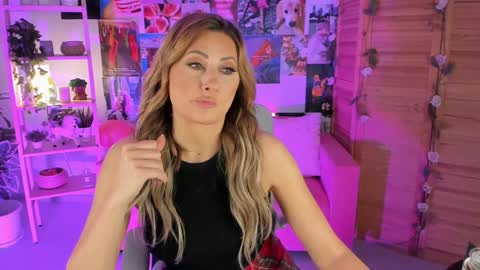 Snapshot of sarahholly chatting on 01.10.25 Divine Sarah NONUDE model online show from 01.10.25