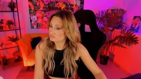 Snapshot of sarahholly chatting on 01.16.25 Divine Sarah NONUDE model online show from 01.16.25