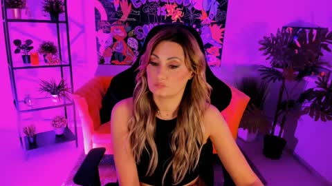 Snapshot of sarahholly chatting on 02.01.25 Divine Sarah NONUDE model online show from 02.01.25