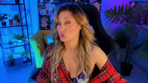 Snapshot of sarahholly chatting on 02.22.25 Divine Sarah NONUDE model online show from 02.22.25