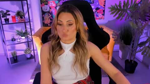 Snapshot of sarahholly chatting on 02.23.25 Divine Sarah NONUDE model online show from 02.23.25