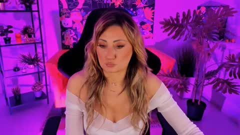 Snapshot of sarahholly chatting on 02.28.25 Divine Sarah NONUDE model online show from 02.28.25