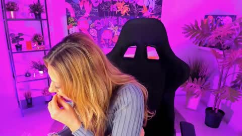 Snapshot of sarahholly chatting on 03.10.25 Divine Sarah NONUDE model online show from 03.10.25