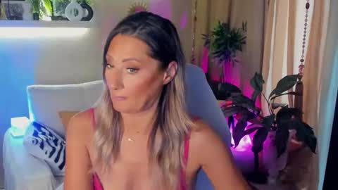Snapshot of sarahholly chatting on 06.17.26 Divine Sarah NONUDE model online show from 06.17.26