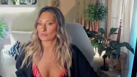 Snapshot of sarahholly chatting on 07.20.26 Divine Sarah NONUDE model online show from 07.20.26