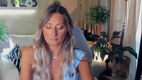 Snapshot of sarahholly chatting on 07.22.26 Divine Sarah NONUDE model online show from 07.22.26
