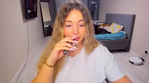 Snapshot of sarahmils chatting on 02.12.26 Sarah online show from 02.12.26