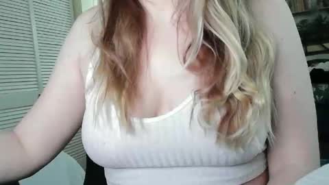 Snapshot of sarahmummy chatting on 02.26.26 Sarah online show from 02.26.26