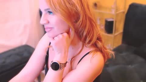 Snapshot of sarahottie69 chatting on 01.06.25 Sarah Follow me Thumb UP online show from 01.06.25