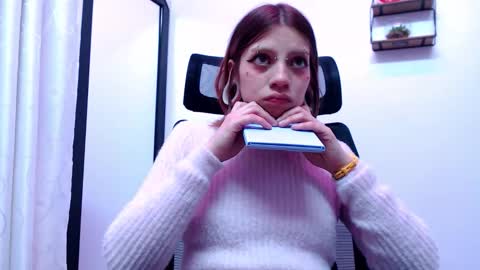 Snapshot of sarai_petite_ chatting on 09.28.25 SARAI online show from 09.28.25