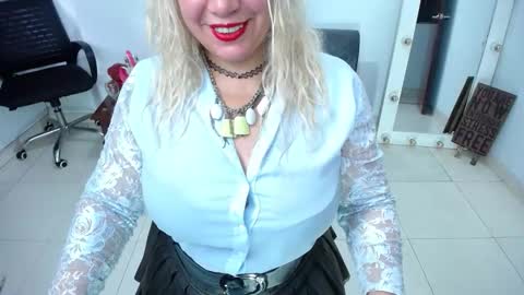 Snapshot of saralovens chatting on 10.14.25 Saraloves online show from 10.14.25