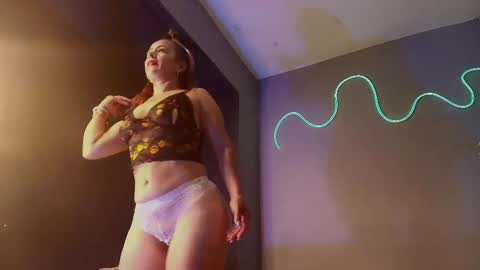 Snapshot of saramaartinez chatting on 12.20.25 Sara online show from 12.20.25