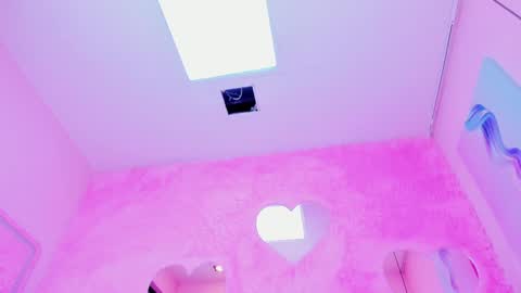 Snapshot of saramagiic chatting on 01.04.25 online show from 01.04.25