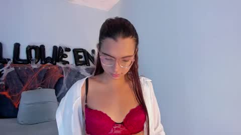 Snapshot of sarasaenz_99 chatting on 10.20.25 Sara online show from 10.20.25