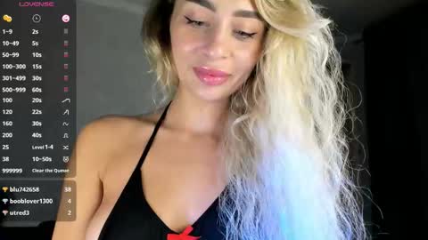 Snapshot of sarashineee chatting on 10.21.25 Sara online show from 10.21.25