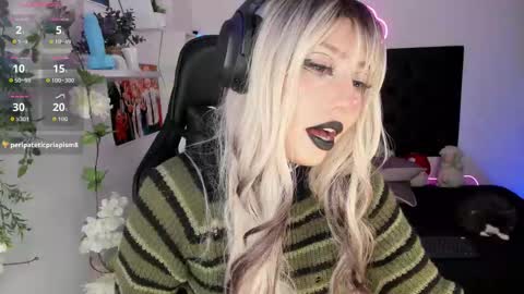 Snapshot of sarastorme chatting on 11.16.25 Sara online show from 11.16.25