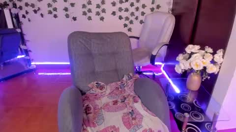 saray__jones online show from 01.08.25