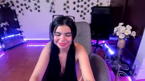 saray__jones online show from 01.20.25