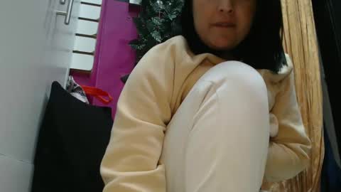 Snapshot of sarayx chatting on 01.27.25 mery online show from 01.27.25