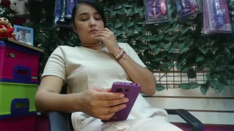 Snapshot of sarayx chatting on 01.28.25 mery online show from 01.28.25