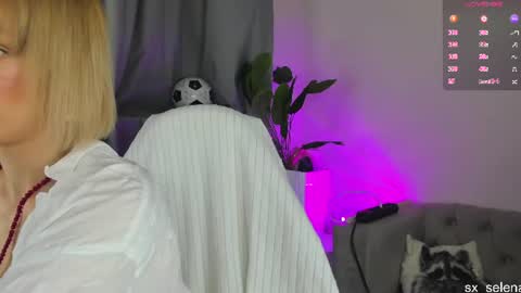 Snapshot of sarilit chatting on 07.12.26 Your Selena 3 online show from 07.12.26