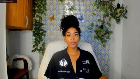 Snapshot of sasha_fox0 chatting on 01.10.25 emy online show from 01.10.25