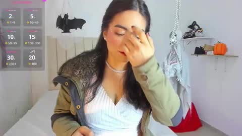 Snapshot of sashaa_petit chatting on 10.22.25 Sashaa online show from 10.22.25