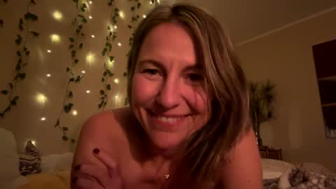 Snapshot of sassyella chatting on 12.20.24 Sassyella online show from 12.20.24