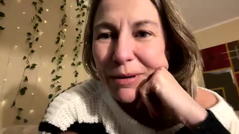 Snapshot of sassyella chatting on 01.12.25 Sassyella online show from 01.12.25