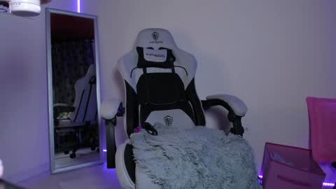 Snapshot of satanbabee_ chatting on 01.01.25    im expecting 300 thumbs up on my altar online show from 01.01.25