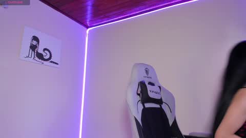 Snapshot of satanbabee_ chatting on 01.06.25    im expecting 300 thumbs up on my altar online show from 01.06.25