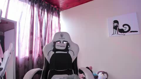 Snapshot of satanbabee_ chatting on 02.20.25    im expecting 300 thumbs up on my altar online show from 02.20.25