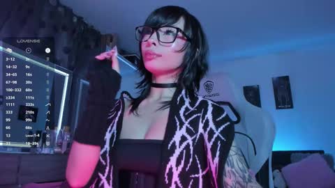 Snapshot of satanbabee_ chatting on 09.18.25    im expecting 300 thumbs up on my altar online show from 09.18.25