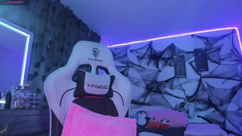 Snapshot of satanbabee_ chatting on 10.04.25    im expecting 300 thumbs up on my altar online show from 10.04.25