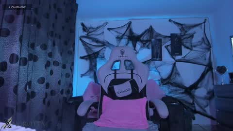 Snapshot of satanbabee_ chatting on 10.25.25    im expecting 300 thumbs up on my altar online show from 10.25.25